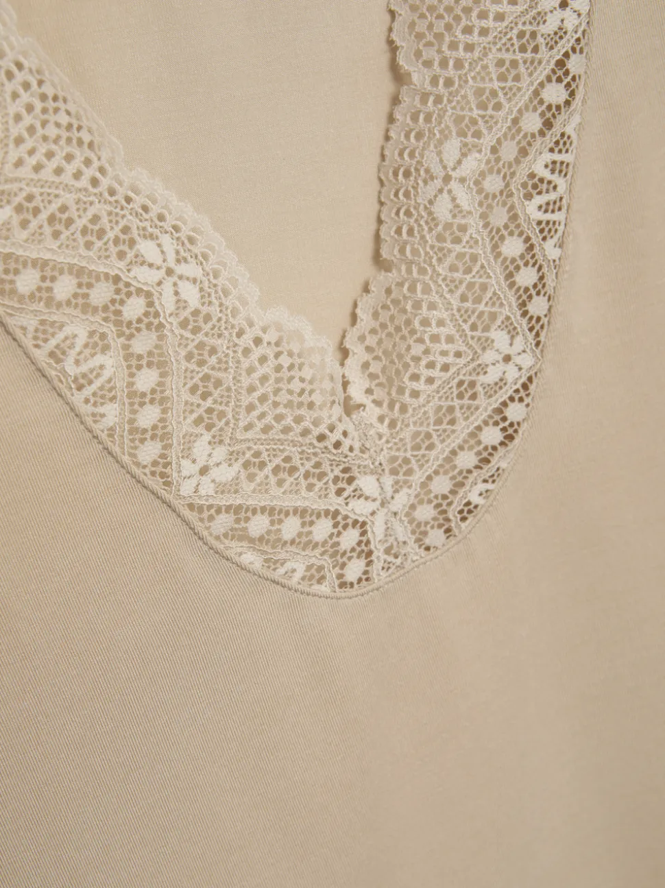 Top aus Modal mit zarter Spitze